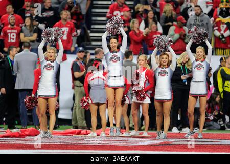 Indianapolis, Indiana, USA. 7 Décembre, 2019. Ohio State Buckeyes cheerleaders effectuer pendant la Big Ten NCAA Championship match de football entre les Wisconsin Badgers & Ohio State Buckeyes au Lucas Oil Stadium à Indianapolis, Indiana. JP Waldron/Cal Sport Media/Alamy Live News Banque D'Images