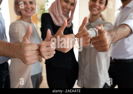 Close up collègues internationaux hands showing Thumbs up geste. Banque D'Images