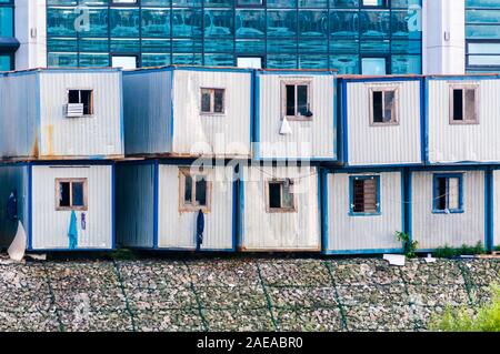 Workmen's logements temporaires dans les rangées près de nouveau bâtiment en Russie Banque D'Images