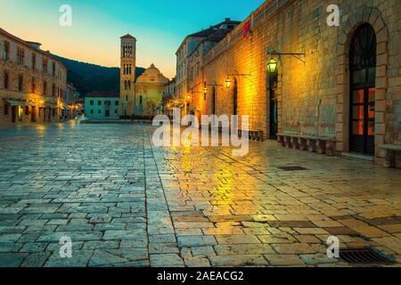 Méditerranée majestueux vieux centre-ville à l'aube avec célèbre cathédrale Saint Stephen. Belle situation touristique et de voyage, la ville de Hvar, Hvar, île D Banque D'Images