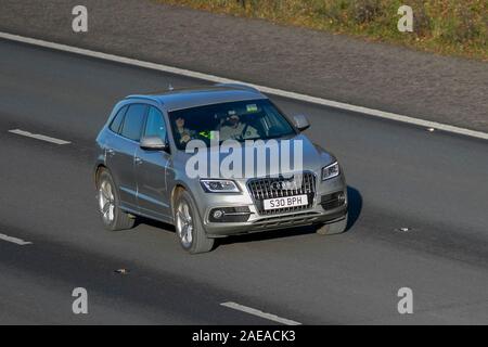 2015 Audi Q5 TDI quattro S Line Plus ; le trafic de véhicules, transports, véhicules modernes, voitures, automobile sud-nord sur l'autoroute M61, UK Banque D'Images