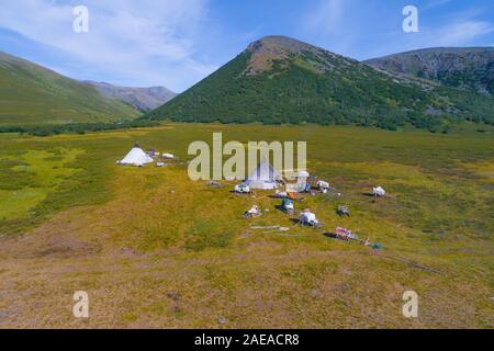 Deux tentes sur un camp d'éleveurs de rennes nomades dans les contreforts de l'Oural polaire sous le soleil d'août 24. Okrug autonome de Yamal-Nenets, Russie Banque D'Images