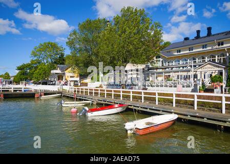 NAANTALI, FINLANDE - le 27 août 2016 : journée ensoleillée d'août sur l'ancienne ville, promenade Banque D'Images