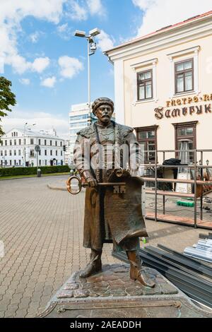 Minsk, Belarus - 24 septembre 2019 la place de l'Hôtel de Ville, la sculpture 'Voight', le chef de la ville de Minsk avec la clé du conseil de la ville. Historical Banque D'Images