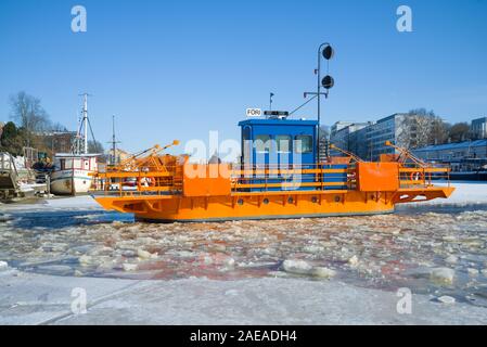 TURKU, FINLANDE - le 23 février 2018 : vieille ville ferry 'Fiori' sur l'hiver aura rivière sur un beau jour de février Banque D'Images