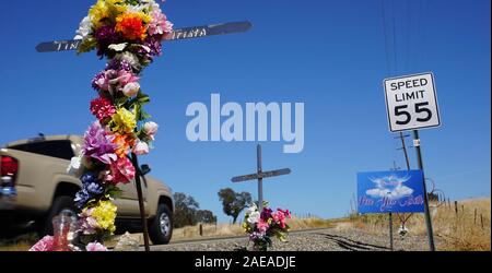 Accident de la route avec des fleurs et des mémoriaux signe avec limite de vitesse au volant d'une camionnette par dans le comté de Tuolumne, en Californie. Banque D'Images