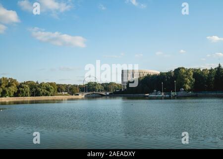 Quai de la rivière Svisloch, promenade et parc public dans le centre de Minsk, en Biélorussie. Banque D'Images