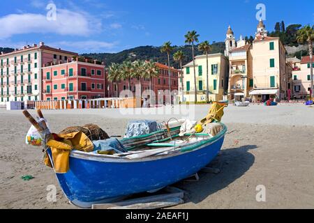 Bateau de pêche sur la plage de Laigueglia, côte ligure, ligurie, italie Banque D'Images