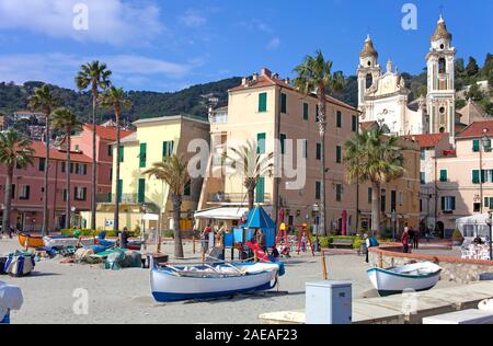 Des bateaux de pêche à la plage de Laigueglia, côte ligure, ligurie, italie Banque D'Images