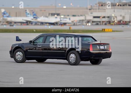 Fort Lauderdale, Etats-Unis. 07Th Dec, 2019. FORT LAUDERDALE, FL - 07 Décembre : Le président Donald Trump et United States Secretary of Housing and Urban Development Ben Carson débarquer de l'Air Force One à l'Aéroport International de Fort Lauderdale-Hollywood le 7 décembre 2019 à Fort Lauderdale, en Floride. Credit : tempêtes Media Group/Alamy Live News Banque D'Images