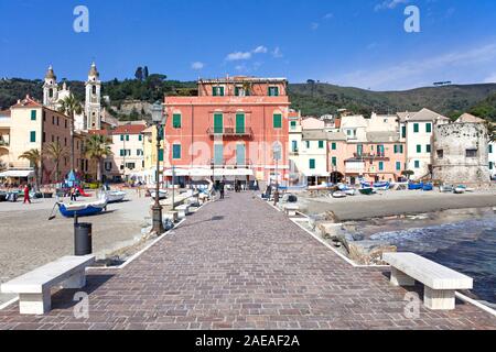 Pier am Strand von Laigueglia, Riviera di Ponente, Ligurien, Italien | jetée à la plage de Laigueglia, côte ligure, ligurie, italie Banque D'Images