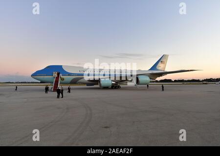 Fort Lauderdale, Etats-Unis. 07Th Dec, 2019. FORT LAUDERDALE, FL - 07 Décembre : Le président Donald Trump et United States Secretary of Housing and Urban Development Ben Carson débarquer de l'Air Force One à l'Aéroport International de Fort Lauderdale-Hollywood le 7 décembre 2019 à Fort Lauderdale, en Floride. Credit : tempêtes Media Group/Alamy Live News Banque D'Images