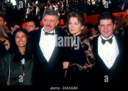 Los Angeles, Californie, USA 27 mars 1995 (L-R) Valerie Ann Sandobal mari, l'acteur John Astin, Christine Harrell et mari acteur Sean Astin assister à la 67e annuelle des Academy Awards le 27 mars 1995 au Shrine Auditorium à Los Angeles, Californie, USA. Photo de Barry King/Alamy Stock Photo Banque D'Images