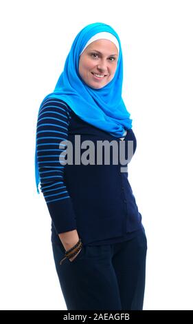 Heureux femme Arabe Musulmane portant des Clotiong avec un beau sourire, isolé sur fond blanc Banque D'Images