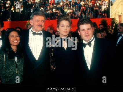 Los Angeles, Californie, USA 27 mars 1995 (L-R) Valerie Ann Sandobal mari, l'acteur John Astin, Christine Harrell et mari acteur Sean Astin assister à la 67e annuelle des Academy Awards le 27 mars 1995 au Shrine Auditorium à Los Angeles, Californie, USA. Photo de Barry King/Alamy Stock Photo Banque D'Images