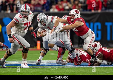 Indianapolis, Indiana, USA. 7 Décembre, 2019. Ohio State Buckeyes quarterback Justin les champs (1) porte la balle dans la première moitié du match entre le Wisconsin Badgers et l'Ohio State Buckeyes au Lucas Oil Stadium, Indianapolis, Indiana. Crédit : Scott Stuart/ZUMA/Alamy Fil Live News Banque D'Images