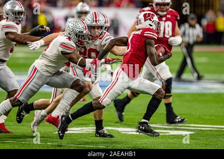 Indianapolis, Indiana, USA. 7 Décembre, 2019. Wisconsin Badgers wide receiver Aron Cruickshank (1) porte la balle dans la première moitié du match entre le Wisconsin Badgers et l'Ohio State Buckeyes au Lucas Oil Stadium, Indianapolis, Indiana. Crédit : Scott Stuart/ZUMA/Alamy Fil Live News Banque D'Images