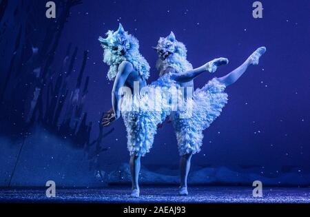 Les membres de la Scottish Ballet sur scène lors d'une répétition générale de la reine des neiges au Festival Theatre, Édimbourg. Inspiré par Hans Christian Andersen conte, le ballet est réglé sur la musique de Rimski-korsakov effectuée par le Scottish Ballet Orchestra et court jusqu'au 29 décembre 2019. Banque D'Images