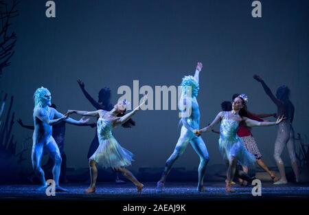 Les membres de la Scottish Ballet sur scène lors d'une répétition générale de la reine des neiges au Festival Theatre, Édimbourg. Inspiré par Hans Christian Andersen conte, le ballet est réglé sur la musique de Rimski-korsakov effectuée par le Scottish Ballet Orchestra et court jusqu'au 29 décembre 2019. Banque D'Images