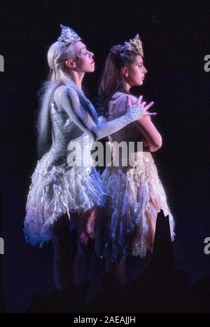 Les membres de la Scottish Ballet sur scène lors d'une répétition générale de la reine des neiges au Festival Theatre, Édimbourg. Inspiré par Hans Christian Andersen conte, le ballet est réglé sur la musique de Rimski-korsakov effectuée par le Scottish Ballet Orchestra et court jusqu'au 29 décembre 2019. Banque D'Images