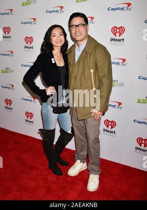 INGLEWOOD, CA - 06 DÉCEMBRE : Jae W. Suh (L) et Randall Park assister à 102.7 KIIS FM's Jingle Ball 2019 présentée par Capital One au Forum le 6 décembre 2019 à Los Angeles, Californie. Banque D'Images