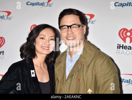 INGLEWOOD, CA - 06 DÉCEMBRE : Jae W. Suh (L) et Randall Park assister à 102.7 KIIS FM's Jingle Ball 2019 présentée par Capital One au Forum le 6 décembre 2019 à Los Angeles, Californie. Banque D'Images