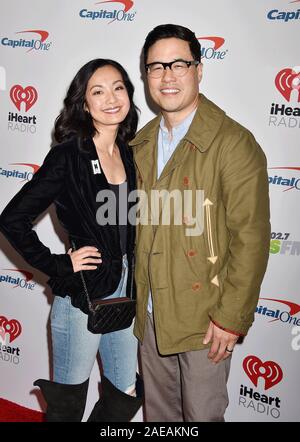 INGLEWOOD, CA - 06 DÉCEMBRE : Jae W. Suh (L) et Randall Park assister à 102.7 KIIS FM's Jingle Ball 2019 présentée par Capital One au Forum le 6 décembre 2019 à Los Angeles, Californie. Banque D'Images