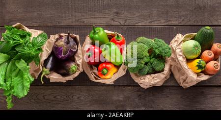 Ensemble de légumes frais dans des sacs eco sur bois Banque D'Images