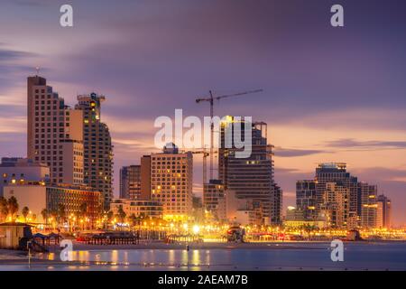 Tel Aviv Skyline, Israël. Cityscape image de Tel Aviv beach avec certains de ses célèbres hôtels durant le lever du soleil et la nuit Banque D'Images