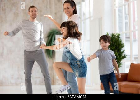 Heureux famille aimante de danse chanson favorite à la maison. Banque D'Images