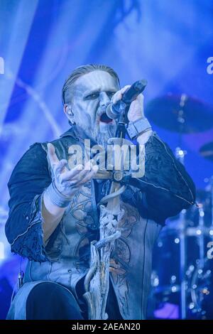 Berne, Suisse. 07Th Dec, 2019. Le groupe de power metal allemand Powerwolf effectue un concert live au Festhalle à Berne. Ici le chanteur Attila Dorn est vu sur scène. (Photo crédit : Gonzales Photo/Tilman Jentzsch/Alamy Live News). Banque D'Images