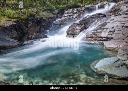 Paysage avec cascade et rivière roche à la journée ensoleillée à Abisko (Suède). Silverfallet. Banque D'Images