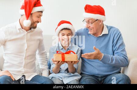 Qui prenait du cadeau de Noël de père et grand-père assis Piscine Banque D'Images