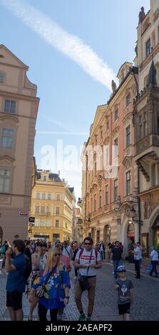 Foules de touristes marchant le long de la place de la Vieille Ville Prague République tchèque. Banque D'Images