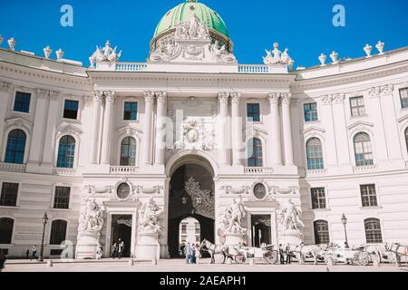 Alte Hofburg, Vienne, Autriche. La Hofburg vu de Michaelerplatz vue à jour ensoleillé, et les chevaux du chariot Banque D'Images