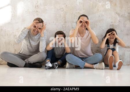 Portrait de famille heureuse avec deux enfants à faire des grimaces. Banque D'Images