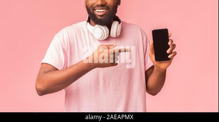 Guy pointing Afro à vide de l'écran du smartphone Banque D'Images