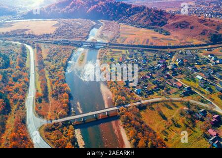 Vue panoramique sur une vallée avec rivière, l'autoroute, et les ponts en automne. Vue de dessus Banque D'Images