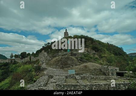 Vue générale de l'entrée principale, des ruines et de la forteresse de tsarevets, Bastion médiéval situé sur une colline avec le même nom dans la région de Veliko Tarnovo Banque D'Images
