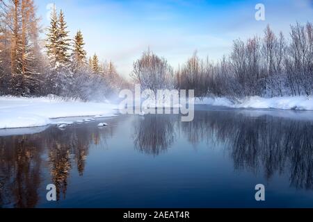 Paysage d'hiver sur un cours d'eau dans le sud de la Iakoutie, Russie Banque D'Images