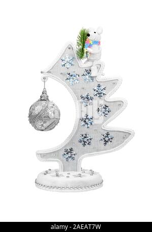 Arbre de Noël décoratifs fabriqués à partir de toile de jute et un rat assis à l'étage. Symbole de l'année du rat.isolé sur un fond blanc. Hobbies et etui aiguill Banque D'Images