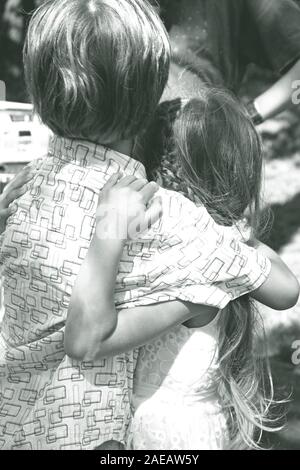 Portrait de petite fille et garçon de race blanche dans les tenues de serrant. Cute amis ou frère et soeur de rêve ressemble. Enfance heureuse, art, famille, Banque D'Images