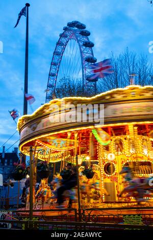 Londres, Marché de Noël sur la Tamise, le Festival d'hiver à Southbank Centre, London Eye (grande roue, Promenade, Rivière Banque D'Images