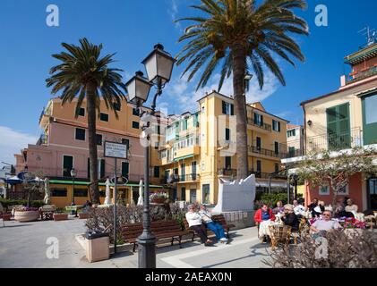 Cafe sur la promenade de Alassio Riviera di Ponente, Ligurie, Italie Banque D'Images