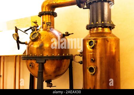 Vieux métal distillateur d'alcool dans la distillerie Banque D'Images