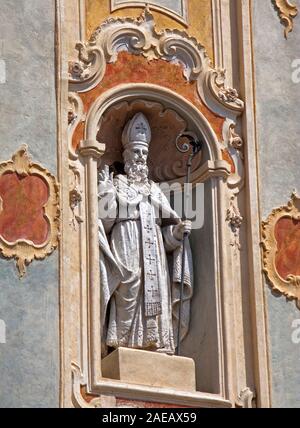 Saint Erasme, patron des marins, façade d'église baroque Chiesa San Giovanni Battista, Cervo, province Imperia, Riviera di Ponente, Ligurie, Banque D'Images