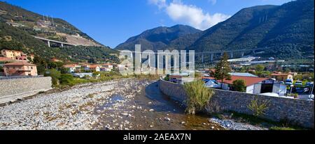 Séché de riverbed Argentine river, derrière le viaduc de Taggia, viaduc à Taggia, côte ligure, ligurie, italie Banque D'Images