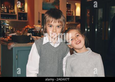 Portrait de petite fille et garçon de race blanche dans les tenues de serrant. Cute amis ou frère et soeur ressemble à la maison de rêve. Enfance heureuse, l'art, Banque D'Images