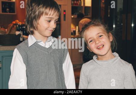 Portrait de petite fille et garçon de race blanche dans les tenues de serrant. Cute amis ou frère et soeur ressemble à la maison de rêve. Enfance heureuse, l'art, Banque D'Images