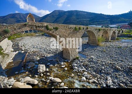 Vieux pont médiéval en pierre sur l'Argentine river, Taggia côte ligure, ligurie, italie Banque D'Images